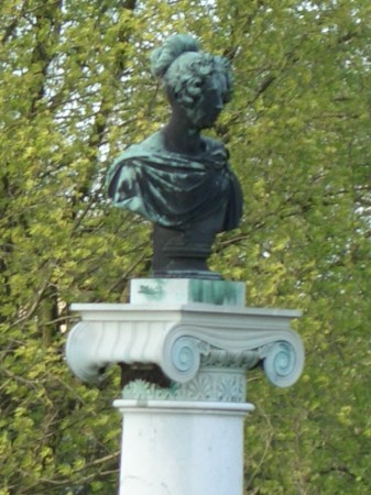 Friedrich Tieck: Kronprinzessin Elisabeth, 1824, Brunnen am Schloss Charlottenhof Friedrich Tieck: Kronprinzessin Elisabeth, 1824, Brunnen am Schloss Charlottenhof