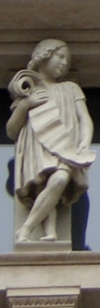 Prinzessin Elise von Baiern mit Schrift- oder Zeichenrolle, Fensterkreuz des Neuen Museums, Foto: Florentius Minkels Prinzessin Elise von Baiern mit Schrift- oder Zeichenrolle, Fensterkreuz des Neuen Museums, Foto: Florentius Minkels